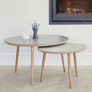 Sæt med runde sofaborde i størrelse 75ø med farven Sea Green og 55ø med farven Reseda Green. Begge med lys kant og egetræsben.